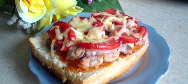 Пицца на батоне с индейкой