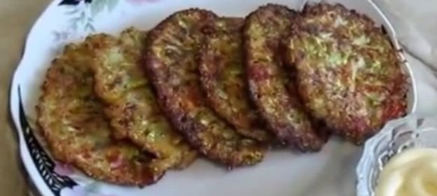 Оладьи из кабачков с мясом и помидорами