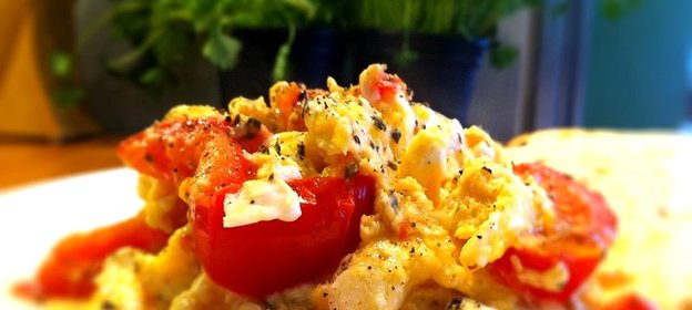 Яичница с помидорами и колбаской