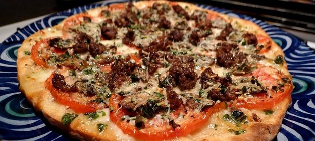 Пицца с мясом и грибами