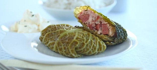 Голубцы с индейкой, охотничьими колбасками и миндалем в мультиварке