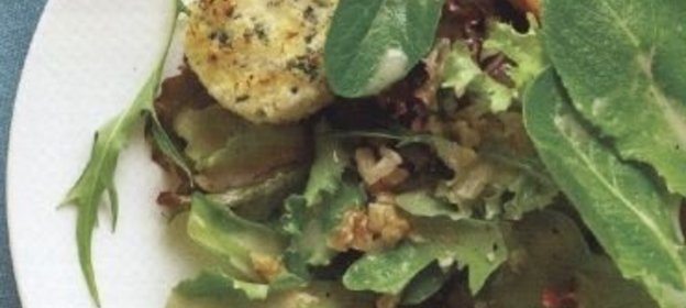 Салат с жареным козьим сыром и багетом