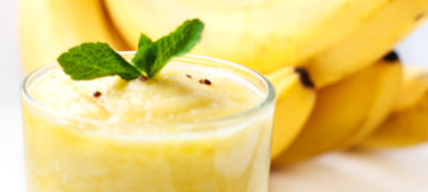 Солнечный смузи с бананом, ананасом и кардамоном