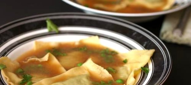 Равиоли с зеленым горошком в лимонном бульоне