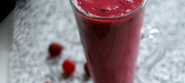 Смузи из свежих ягод с зеленым чаем