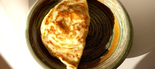 Сырная лепешка с базиликом