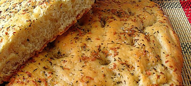 Фокачча с розмарином и чесноком