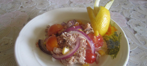 Средиземноморский салат с тунцом