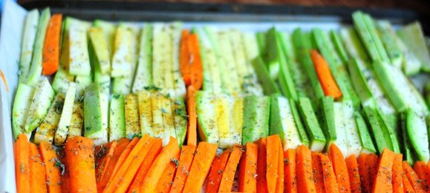 Запеченные палочки из кабачков и моркови