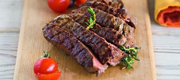 Стейк на гриле с греческой сальсой