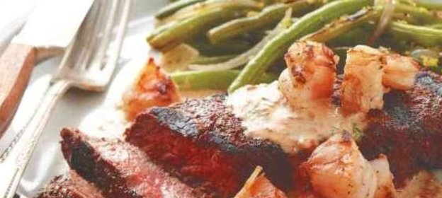 Жареные стейки с креветками и горчичным соусом