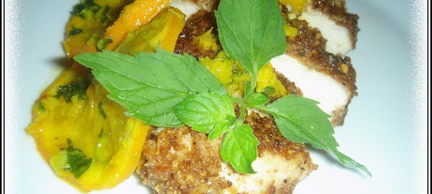 Куриная грудка в миндальной панировке и с апельсиновым соусом