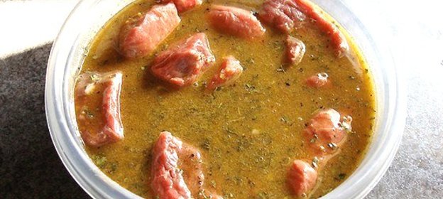 Маринад для мяса с пряными травами и лимонной цедрой