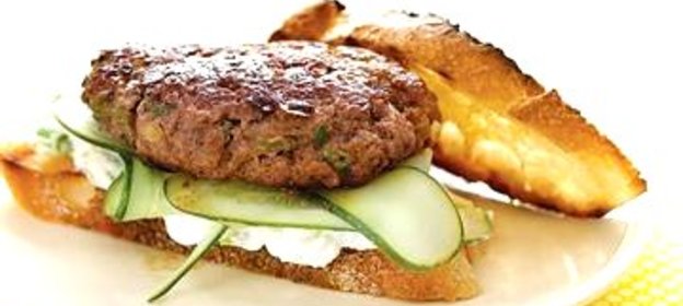 Бургер с бараниной, огурцом и соусом