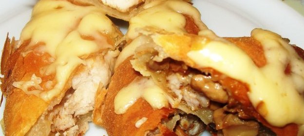 Палочки слоеные с курицей и грибами