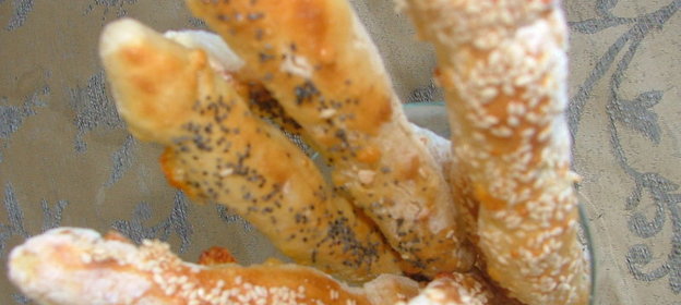 Сырно-картофельные палочки с маком и кунжутом