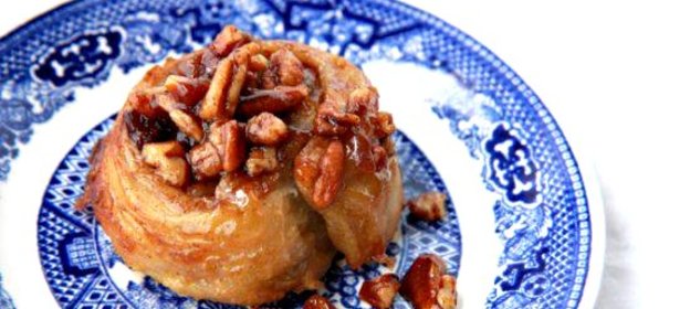 Булочки с орехами и изюмом