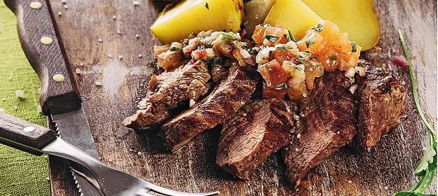 Стейк с соусом и печеным картофелем