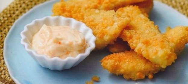 Рыбные палочки с острым соусом