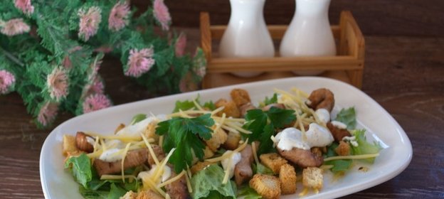 Салат Цезарь с курицей классический