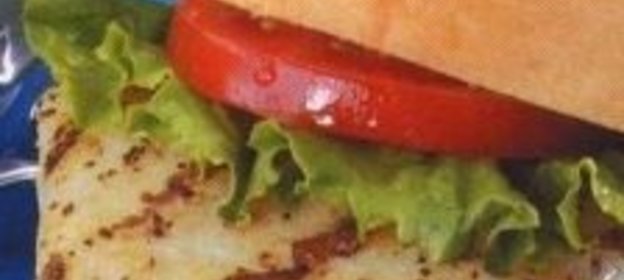 Гамбургер с рыбой и зеленью