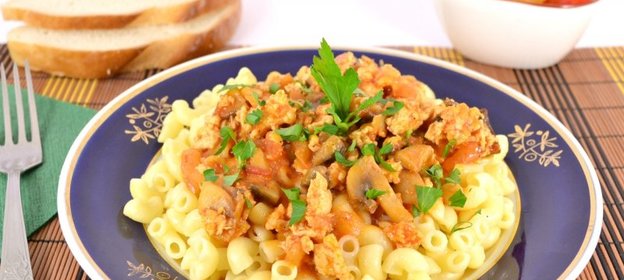 Паста с куриным фаршем и шампиньонами в томатном соусе