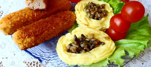 Рыбные палочки с картофелем и грибами