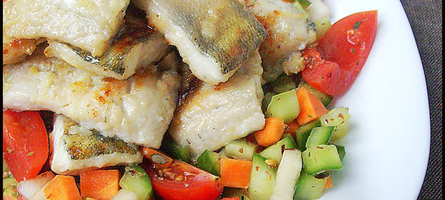 Судак в имбирном маринаде на свежей овощной подушке