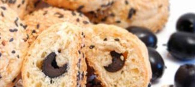 Сырные булочки с начинкой из маслин