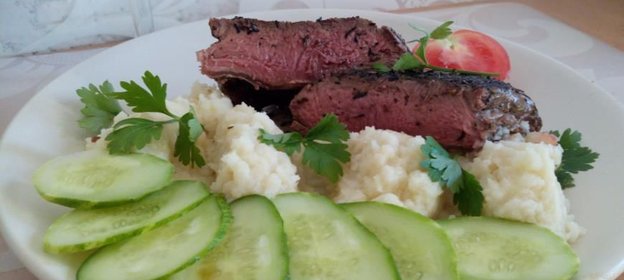 Стейк из баранины прожарки medium rare с пюре из сельдерея