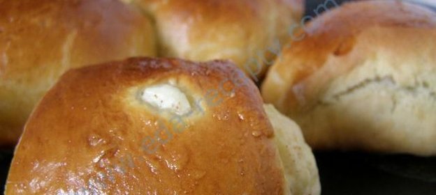 Дрожжевые булочки с творогом и корицей