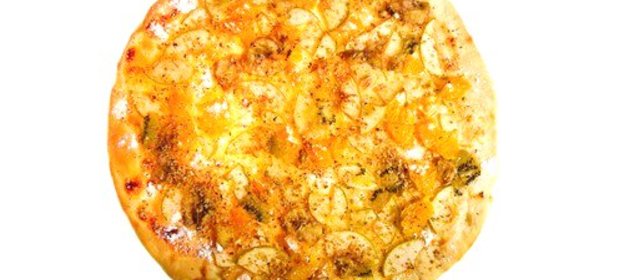 Пицца с копченой рыбой и кислыми яблоками