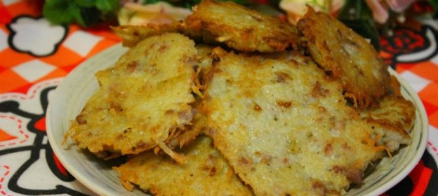 Картофельные оладьи с мясным фаршем и жареным луком