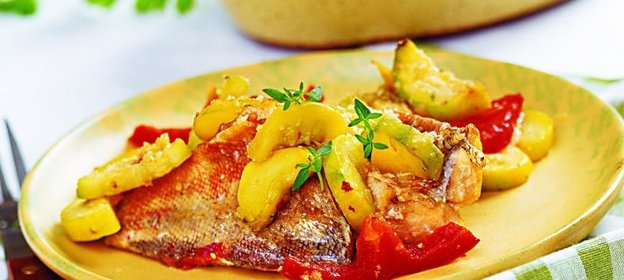 Филе морского окуня с овощами и лимоном