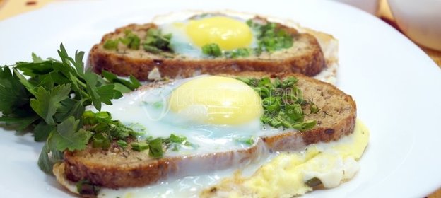 Яичница с гренками и зеленью