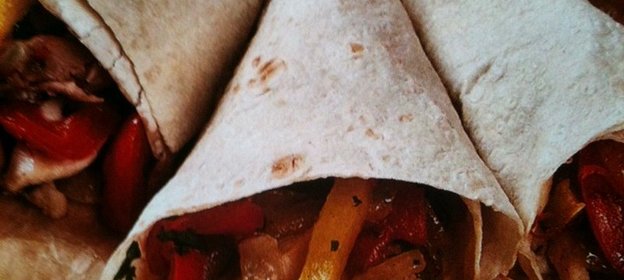 Тако с курицей и соусом сальса