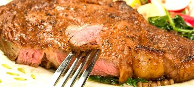 Рибай стейк в специях c винным соусом и с пюре из пастернака