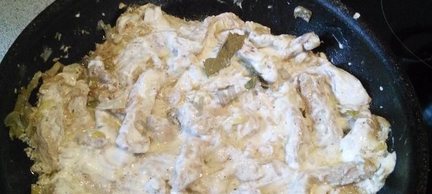 Свинина в сметане тушеная