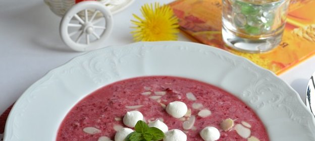 Ягодно-рисовый десертный суп с мини меренгами