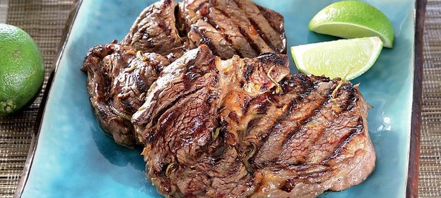 Стейки в пикантном маринаде из лайма и ананаса