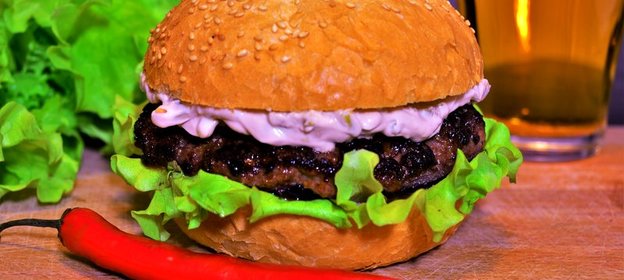 Гамбургер с греческим соусом «Тирокафтери»