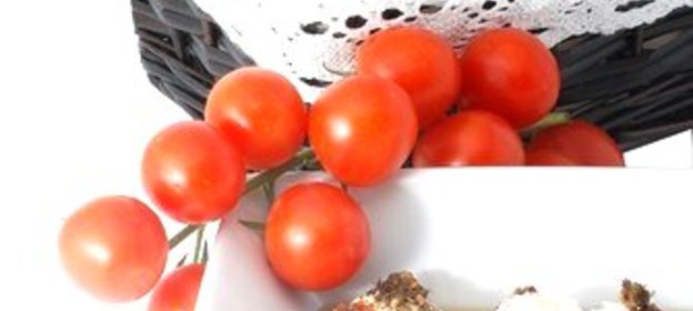 Сальса из феты, выленых томатов и орегано