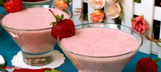 Творожный смузи с клубникой и бананом