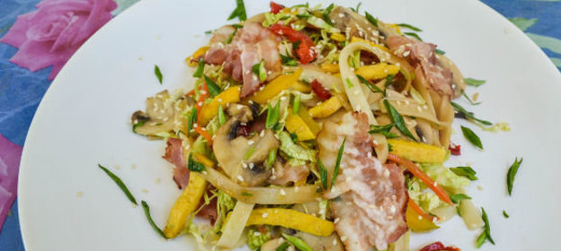 Рыбные палочки с копченой грудинкой