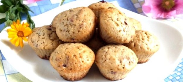 Мини-маффины с клюквой и орехами