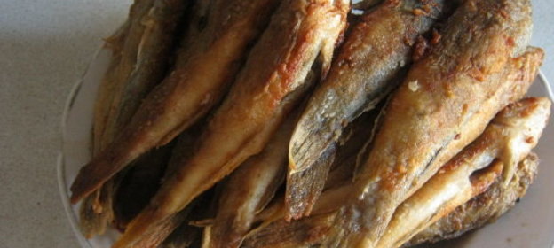 Салат из морской рыбы с помидорами и лимоном