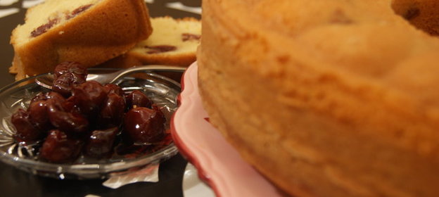 Кекс с вишней и вишнёвым соусом