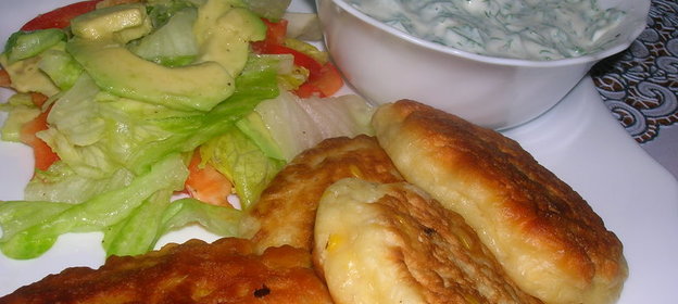 Кукурузные оладьи с овощным салатом и холодной сметанной заправкой