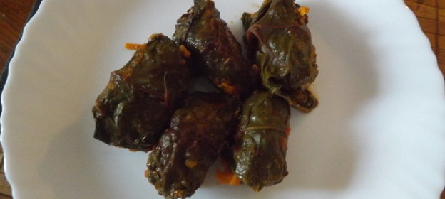 Маленькие голубцы в свекольных листьях