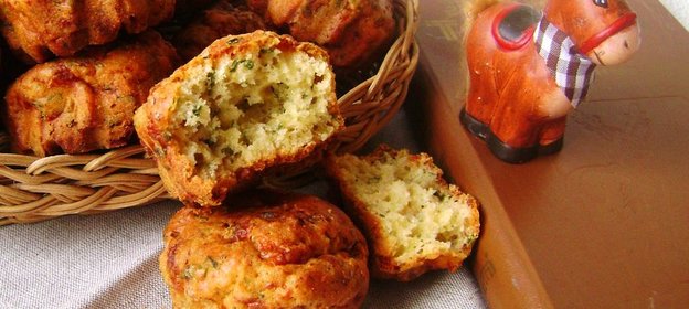 Закусочные сырные маффины с зеленым луком